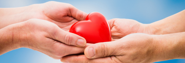 käet ojentavat sydämen toiselle kädelle