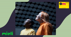 Kaksi museokävijää ihastelee taidetta (ei näy kuvassa) tilan yläosassa.