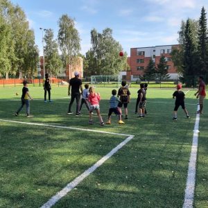 Lasten pihapelit ja jalkapallokerho alle 11 vuotiaille Hovinsaaren kentällä