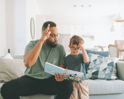 Isä lukee kirjaa pojalleen