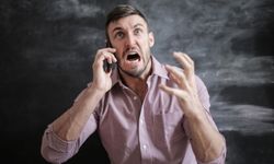 Mies huutaa vihaisena soittaessaan puhelinta