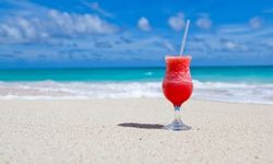 Punainen drinkki rannalla