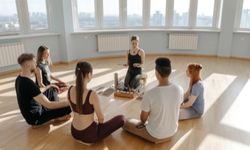 4 henkilöä istuvat mindfulness-ohjaajan ympärillä