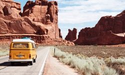 Keltainen pakettiauto ajaa Grand Canyonissa