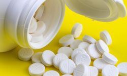 Valkoinen lisäravinnepurkki ja valkoiset lisäravinnepillerit