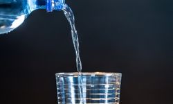 Muovipullosta kaadetaan vettä lasiin