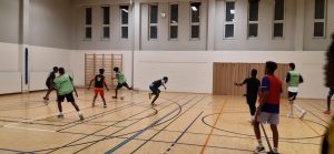 Futsalkerho Jylpyn salilla. Maahan muuttaneita nuoria pelaamassa.
