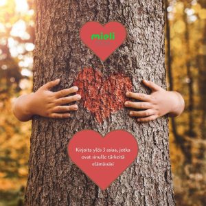 Kädet halaavat puuta, jonka keskellä on punainen sydän.