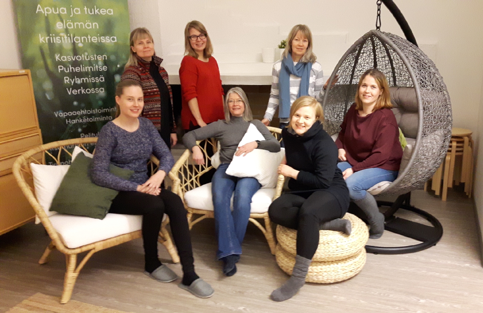 Kuopion kriisikeskuksen vapaaehtoisia päivystäjiä istumassa yhdessä. 