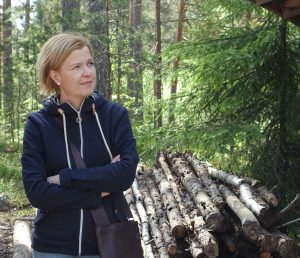 Sari Aalto-Matturi, pohtiva ilme, ympäristönä metsä ja hakkuut.
