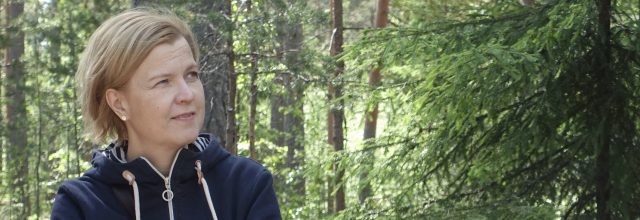 Sari Aalto-Mattruri, pohtii, ympäristönä metsä ja hakkuut